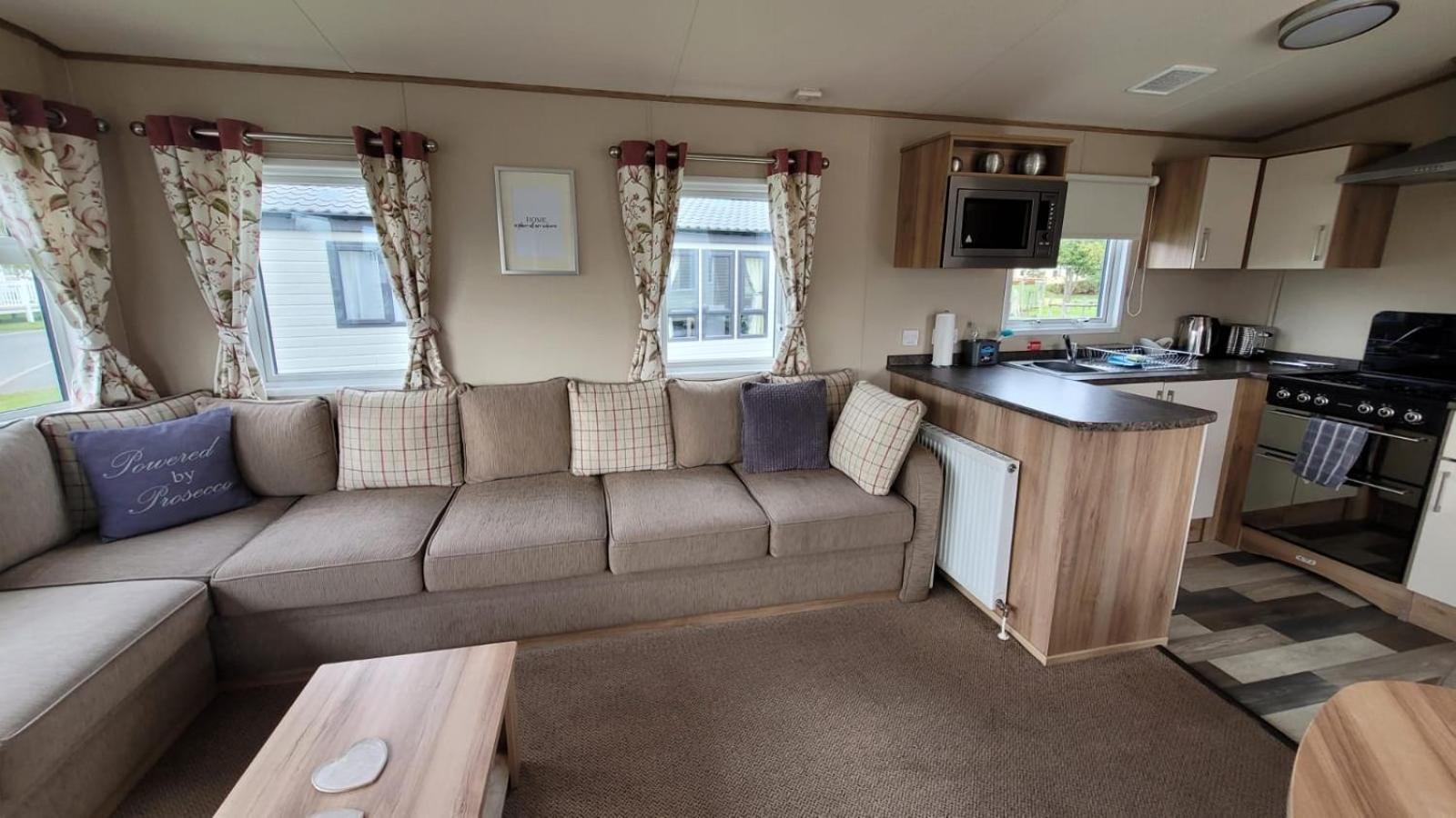 Tattershall Lakes Kingfisher Caravan 8 Berth With Hot Tub & Wifi Exterior photo